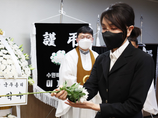 김건희 여사가 25일 오후 경기도 수원시 권선구 수원중앙병원 장례식장에 마련된 암ㆍ희귀병 투병과 생활고에도 불구하고 복지서비스의 도움을 받지 못하고 세상을 떠난 '수원 세 모녀' 빈소를 찾아 조문하고 있다.<연합뉴스>